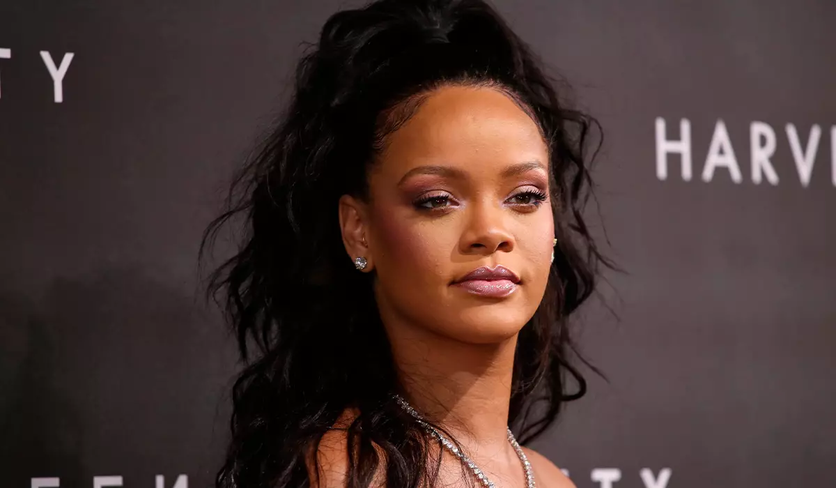 Insider: "Rihanna calls a 52-year-old mother sister"