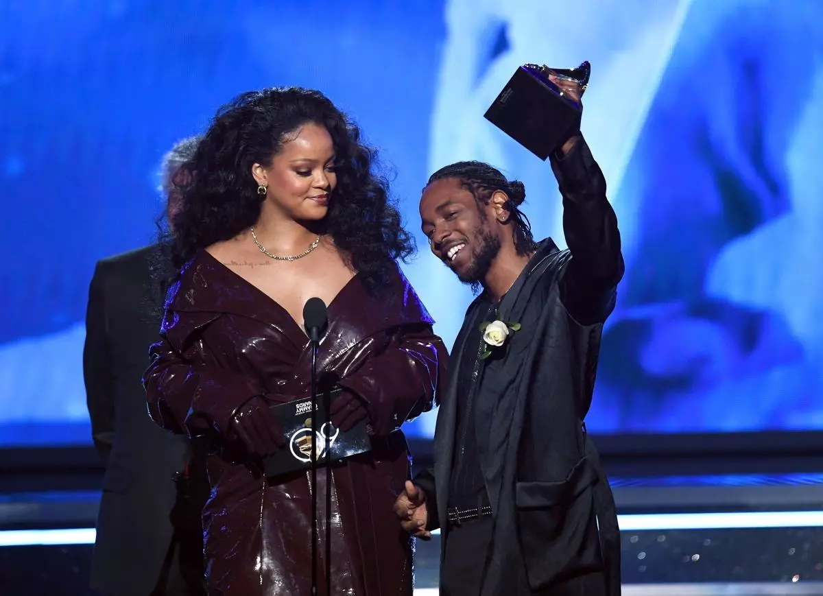 Grammy 2018: Danh sách những người chiến thắng và những khoảnh khắc đẹp nhất của buổi lễ (video)