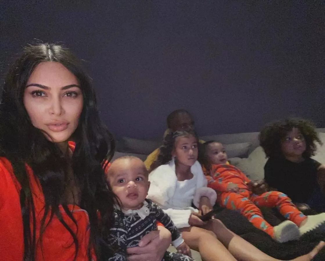 Kim Kardashian pastāstīja par "šausmām" karantīnu ar bērniem: "Jums ir jāmazgā un gatavot"