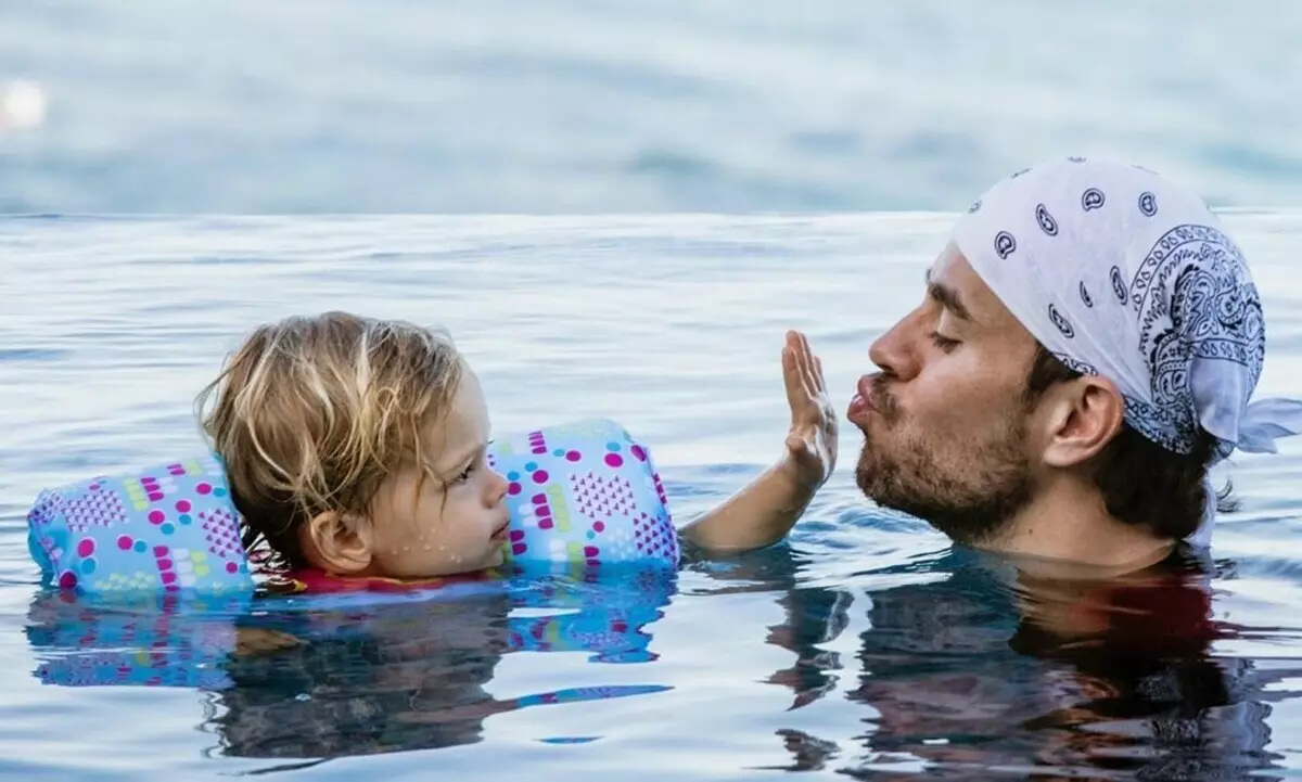 Enrique Iglesias showed "The best way to spend time at home" with children