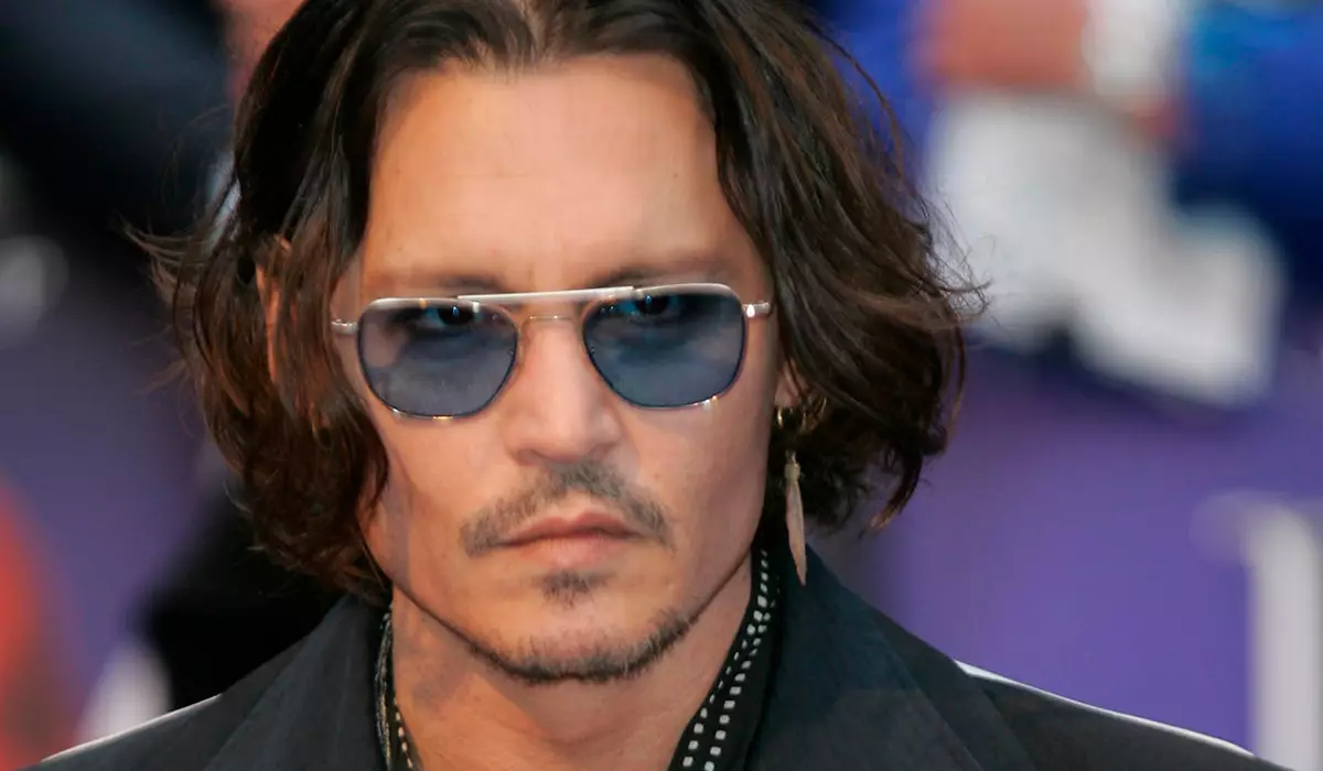 Johnny Depp e bitsoang Ilona Mask Lekhotleng lenaneng la Amber