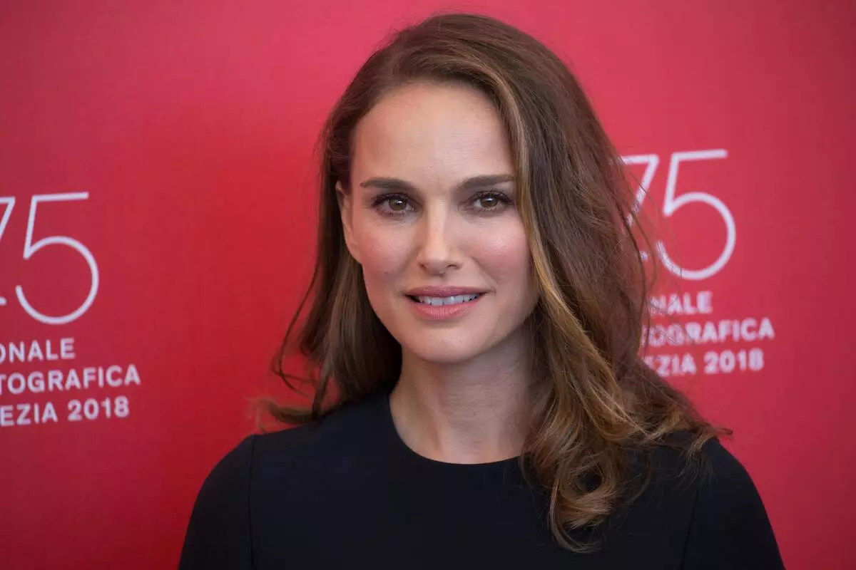 Natalie Portman indignigis famojn pri la tria gravedeco