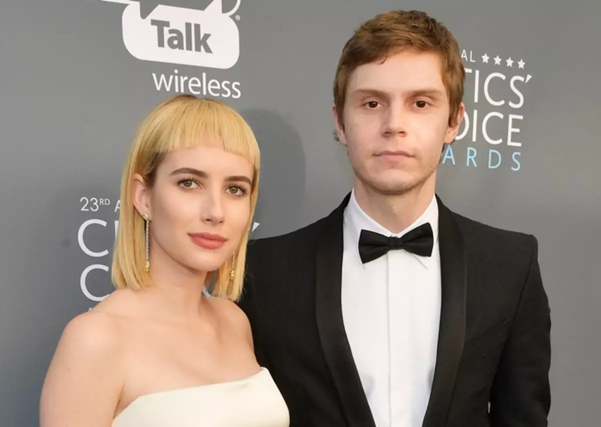 Emma Roberts yagize icyo avuga ku cyuho hamwe na Evan Peters: "Gutakaza umuntu biragoye"