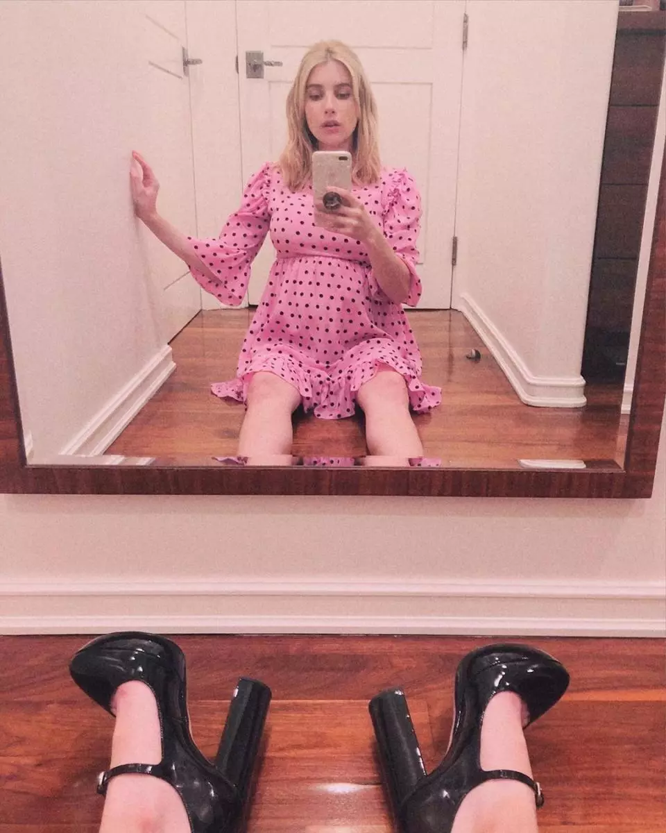 Þunguð Emma Roberts lagði áherslu á hringlaga maga á Selfie í Instagram 55702_1