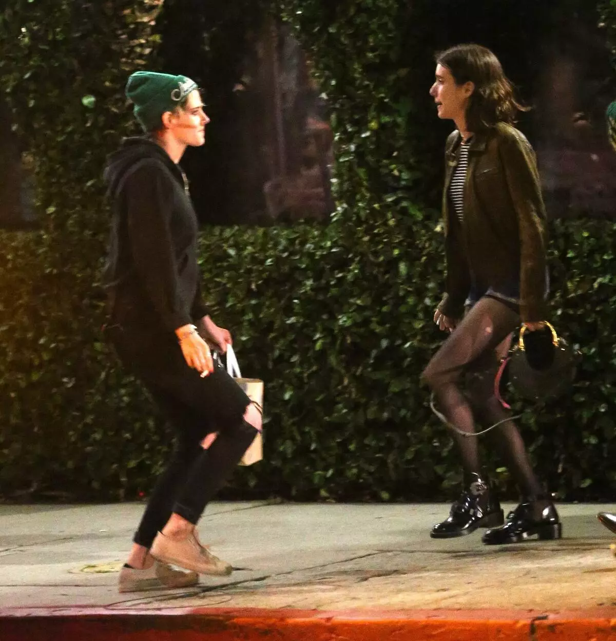 Foto: Kristen Stewart en Emma Roberts stelde een dans op de straat op na een dubbele datum 55703_3