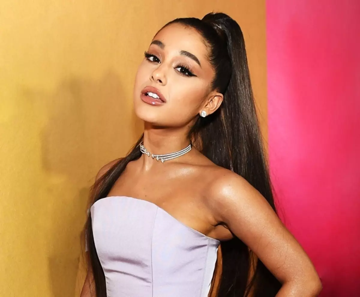 Domates yerine: Ariana Grande, Coachella Festivali'nde limonlar tarafından yanıp söndü.