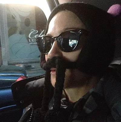 Ситораҳо дар Twitter: Madonon бо mustache ва Бритни Спирс бо як дӯсти нави чор-пой 56626_14