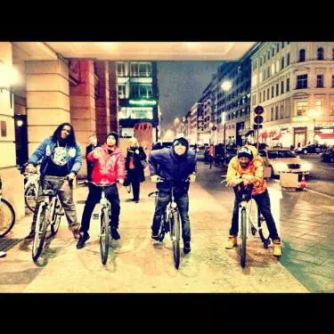 Estrelas en Twitter: Mentres Chris Brown anda en bicicleta con amigos, Rihanna viaxa só 57701_12