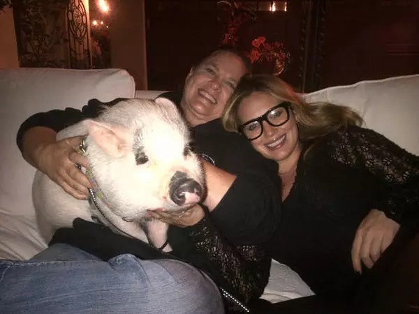 Sterne auf Twitter: Lia Michelle hält Halloween auf dem Schießen und Hillary Duff mit einem Schwein 58786_1