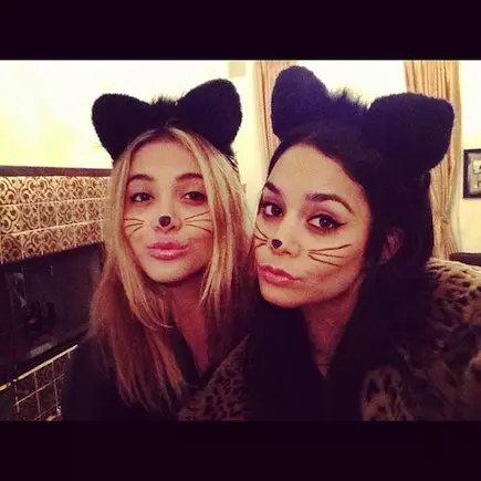 Taurari a kan Twitter: Lia Michelle riƙe Halloween akan harbi, da Hillary Duff tare da alade 58786_12