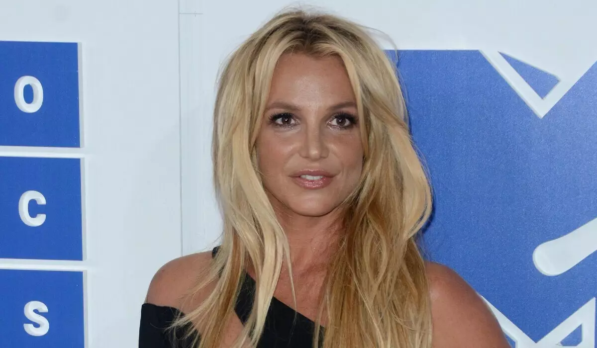 Owayengumyeni we-Britney Spears wenza isitatimende esingemuva kokuhlaziywa kwenhlaka noyise