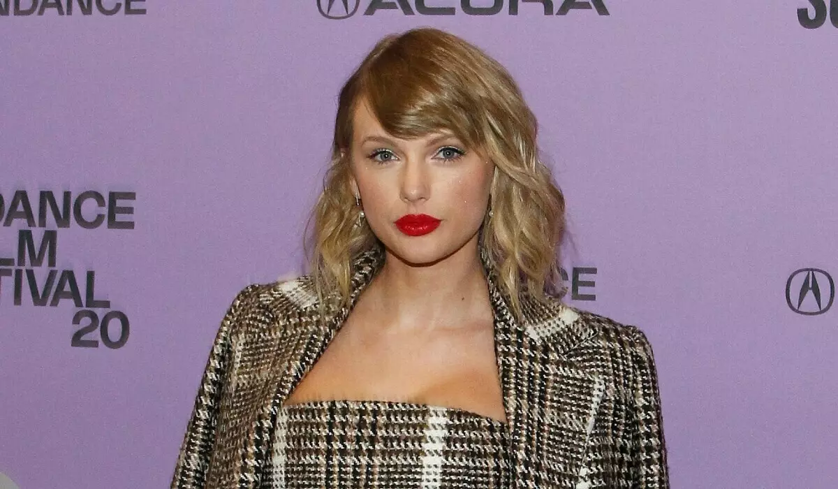 Taylor Swift pateicās draugs Joe Alvina un bērni Blakā dzīva uzvarai