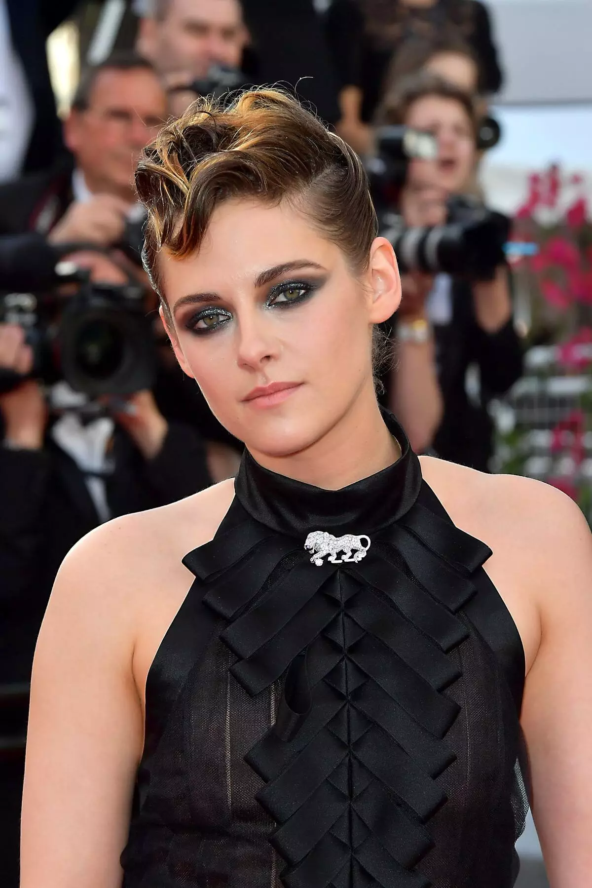 Qaşlar olmadan, dərin bir boyun xətti ilə: Seulda Chanel displeyində Kristen Stewart 59728_1