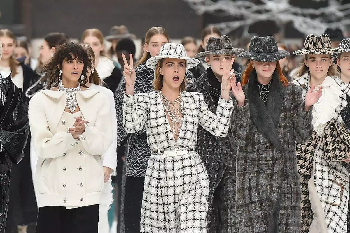 Koleksi terakhir Lagerfeld: Penelope Cruz di podium, Kristen Stewart dan Monica Bellucci di atas permaidani merah 59729_10