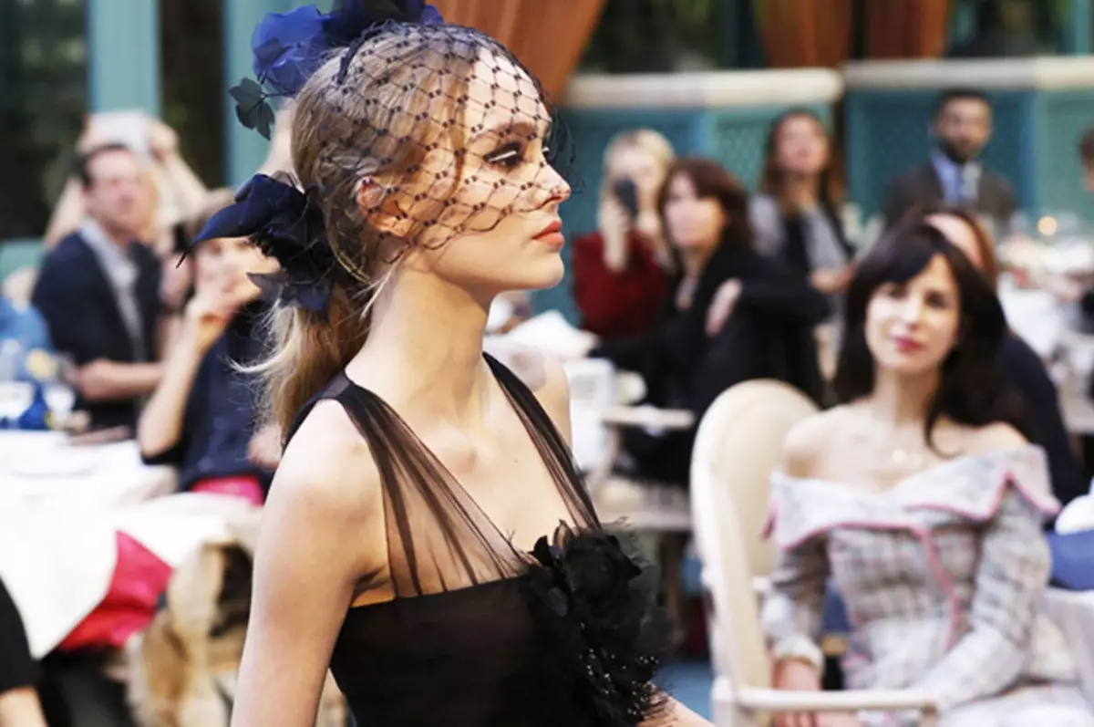 Lily naros depp depled dina podium di Chanel