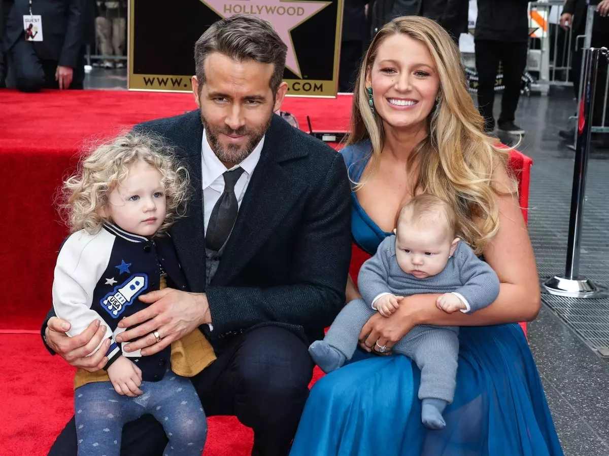 "Ceithre pheataí ó Cheanada": Bhagair Blake Liveli a fear céile Ryan Reynolds