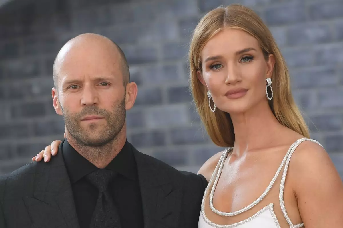 Rosie Huntington-Whiteley respondeu preguntas de fans sobre Jaseon Statham e fillo