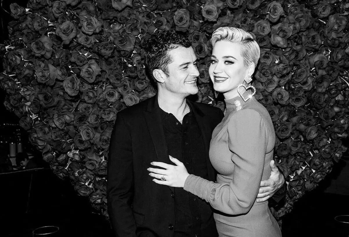 E pa gen maryaj: Katy Perry ak Orlando Bloom selebre anivèsè angajman an