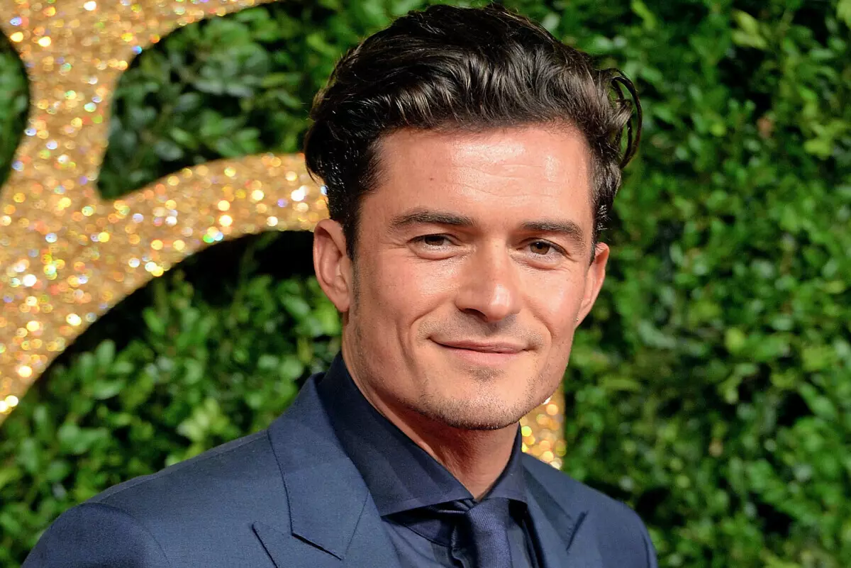 Orlando Bloom gëtt dem sengem Jong-Fligerna Tattoo mat engem Feeler gewidmet