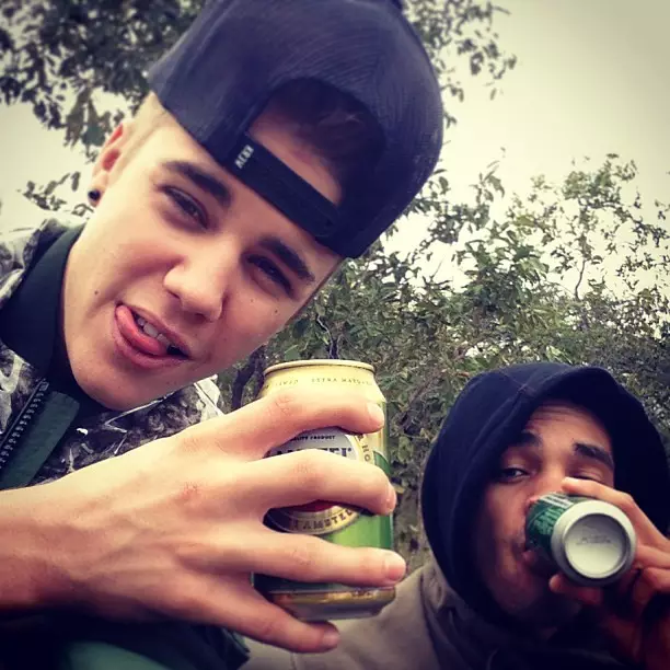 Kpakpando na Twitter: Justin Bieber kpebiri ị drinkụ mmanya, na Bar Rafaelle gara igwu mmiri 61457_4