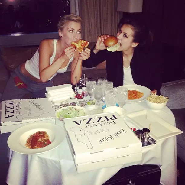 Sêr ar Twitter: Nina Dobrev yn bwyta hamburger, a minlliw mawr Rihanna 61460_2