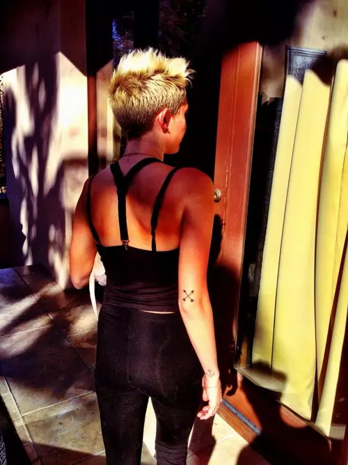 Nyeredzi paTwitter: New Tattoo Miley Cyrus neNew Profession Zoe Diagel 61474_7