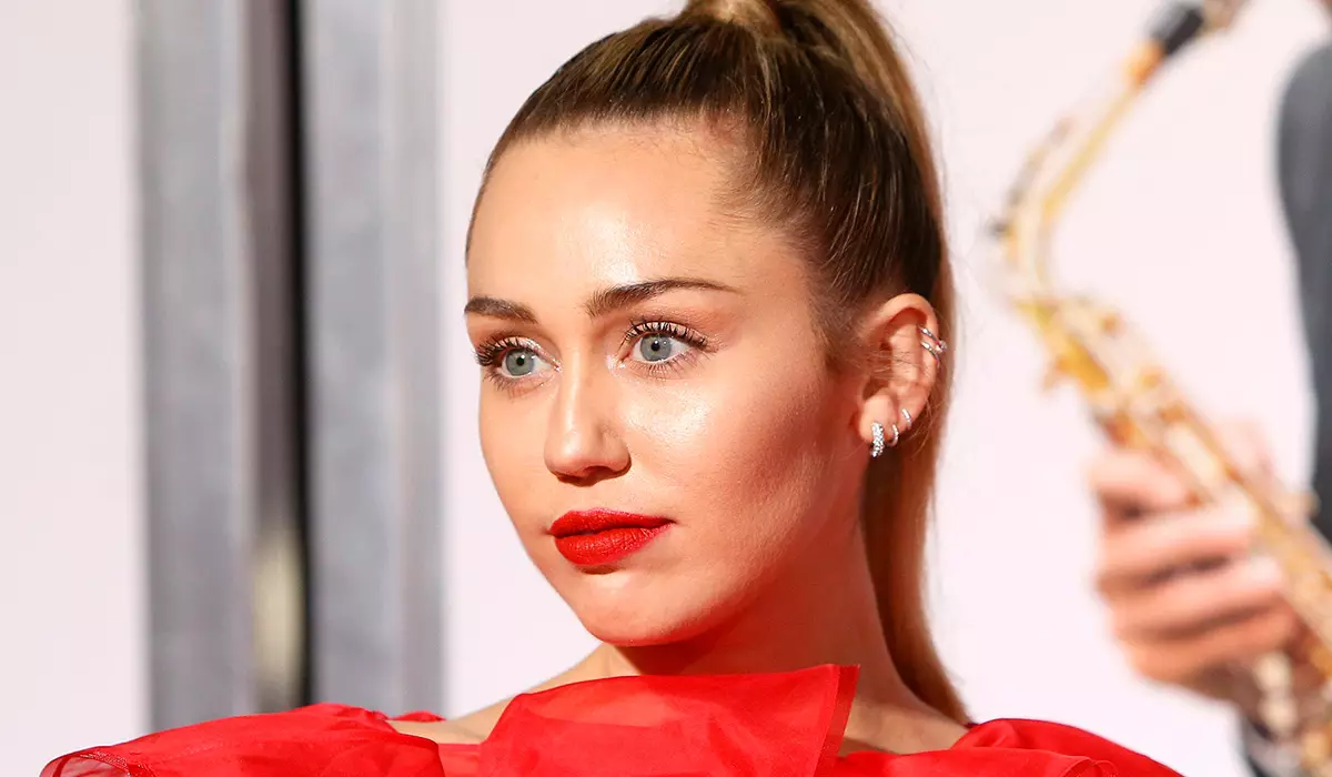 Foto: Miley Cyrus, ujet poljubi z bivši fantom Holmi