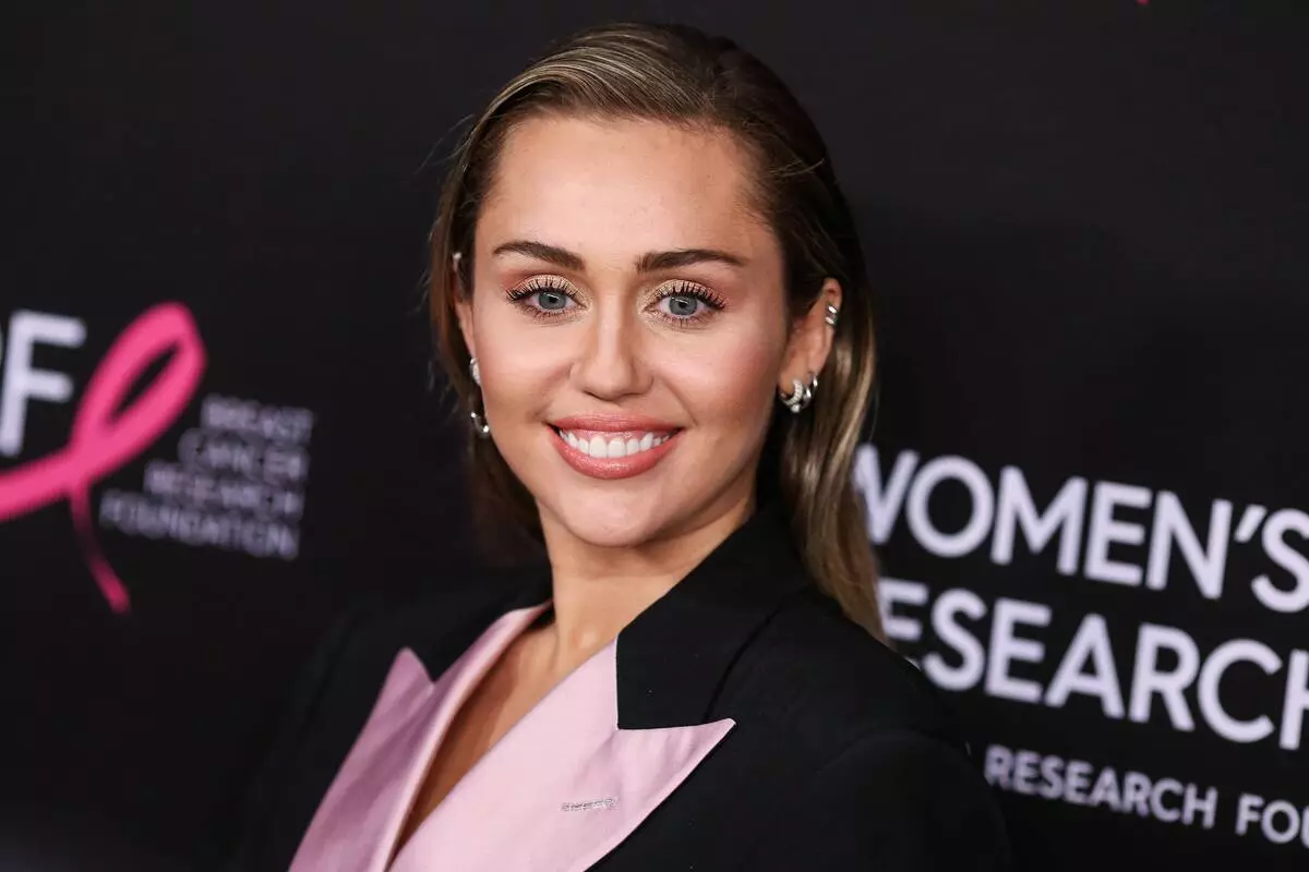 Miley Cyrus ne retenis emociojn, plenumante kanton pri adiaŭo