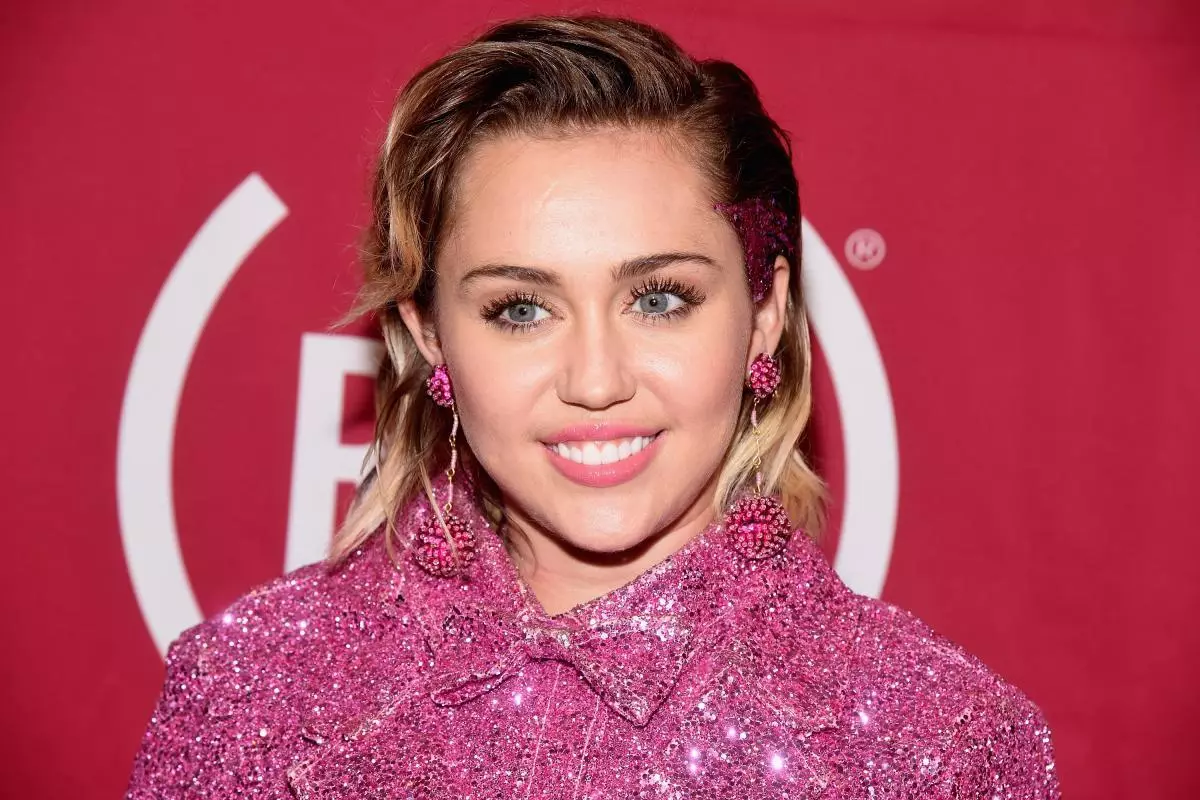 Miley Cyrus yavuze kubyerekeye kwishinyagurira: "Amezi ane, umutwe wumutwe kabiri"