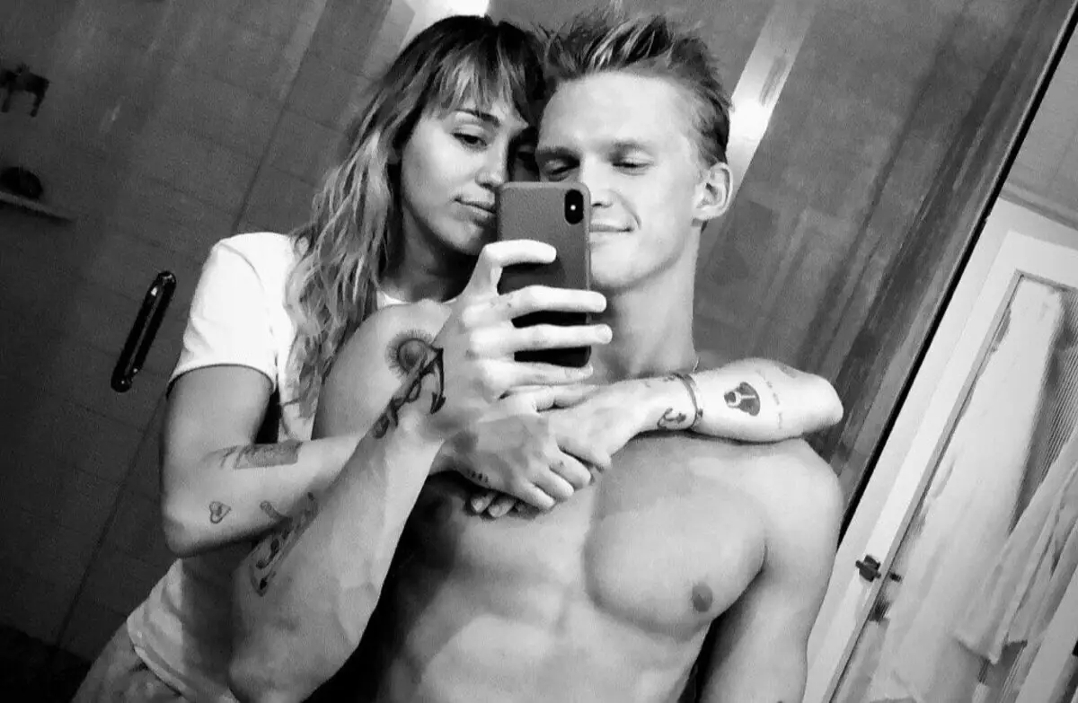 "Kocham cię": Cody Simpson zauważył sześć miesięcy związku z Miley Cyrus