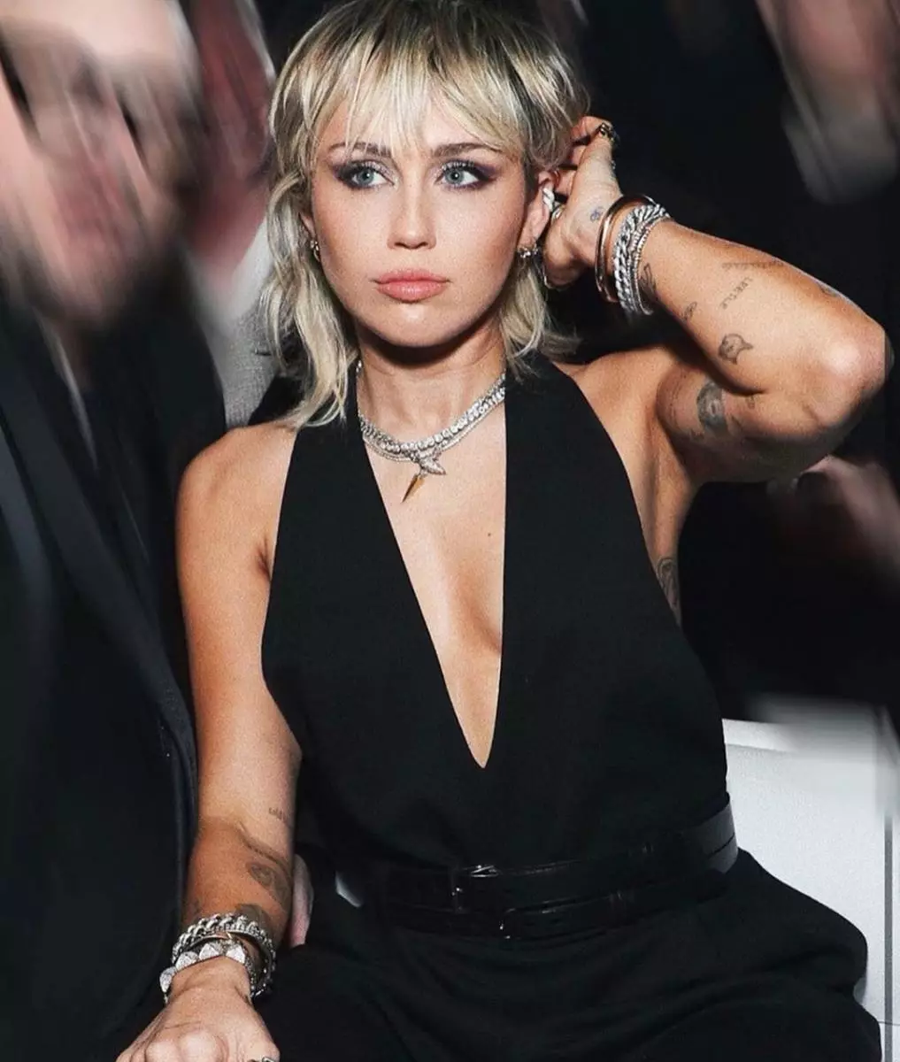 Miley Cyrus, Haley Bieber'e eşcinseller nedeniyle kiliseye katılmayı bıraktığını söyledi.