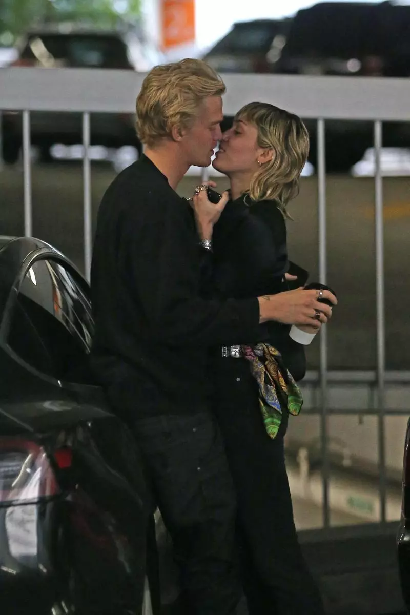 Foto: Miley Cyrus dan Liam Hemsworth menyeberang pertama kali sejak perceraian 61700_4