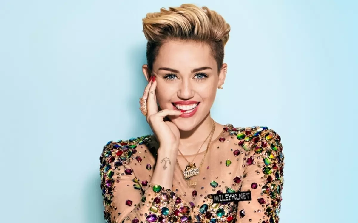 Xilligii shanaad: Miley Cyrus wuxuu sii daayay clip-ka "muraayadda madow"