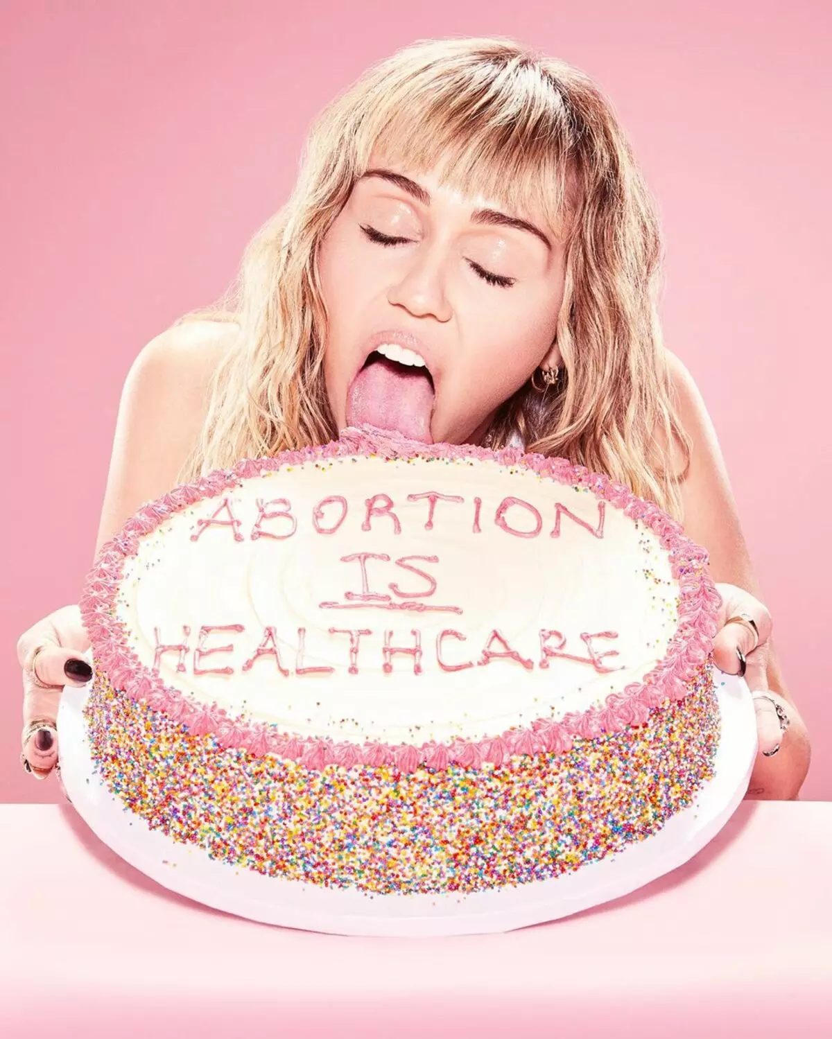 Miley Cyrus abortni qo'llab-quvvatlash uchun pirojnoe bilan uchrashdi 61711_1
