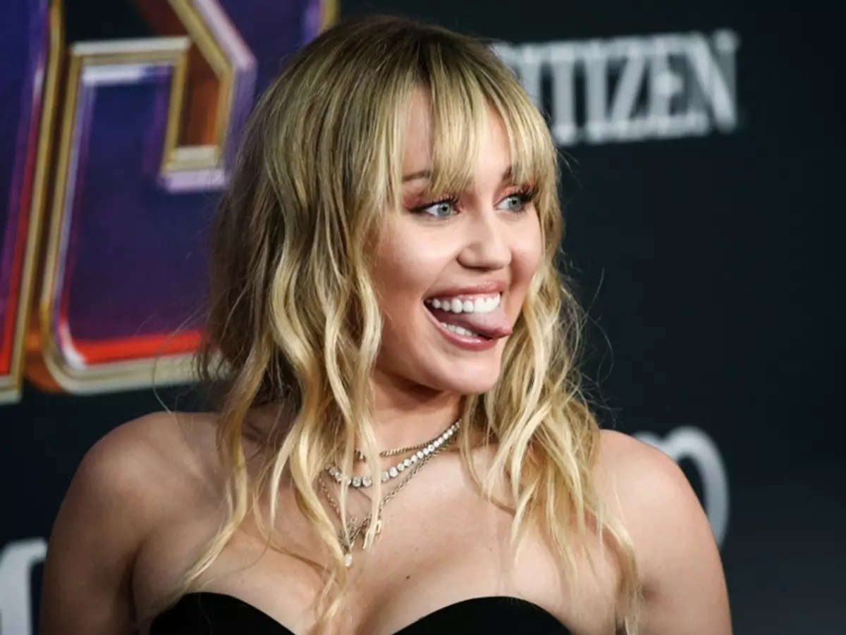 Kureka Ibirenze: Miley Cyrus yerekanye amashusho yamamaza ya alubumu nshya