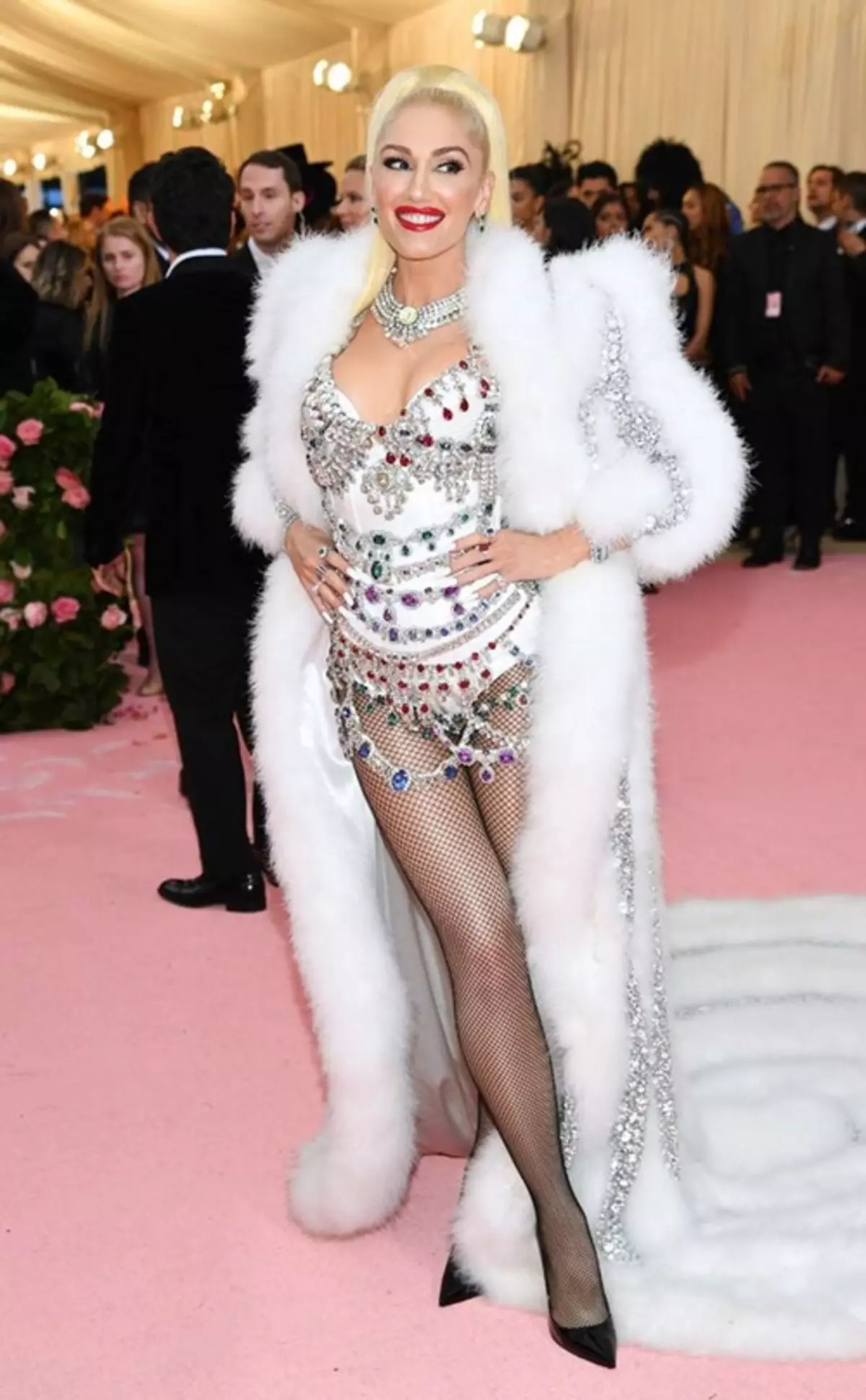 Met Gala 2019: Miley Cyrus, Nina Dobrev, Nick Jonas, familia ya Kardashian na nyota nyingine kwenye carpet nyekundu. Sehemu ya 2 61721_21