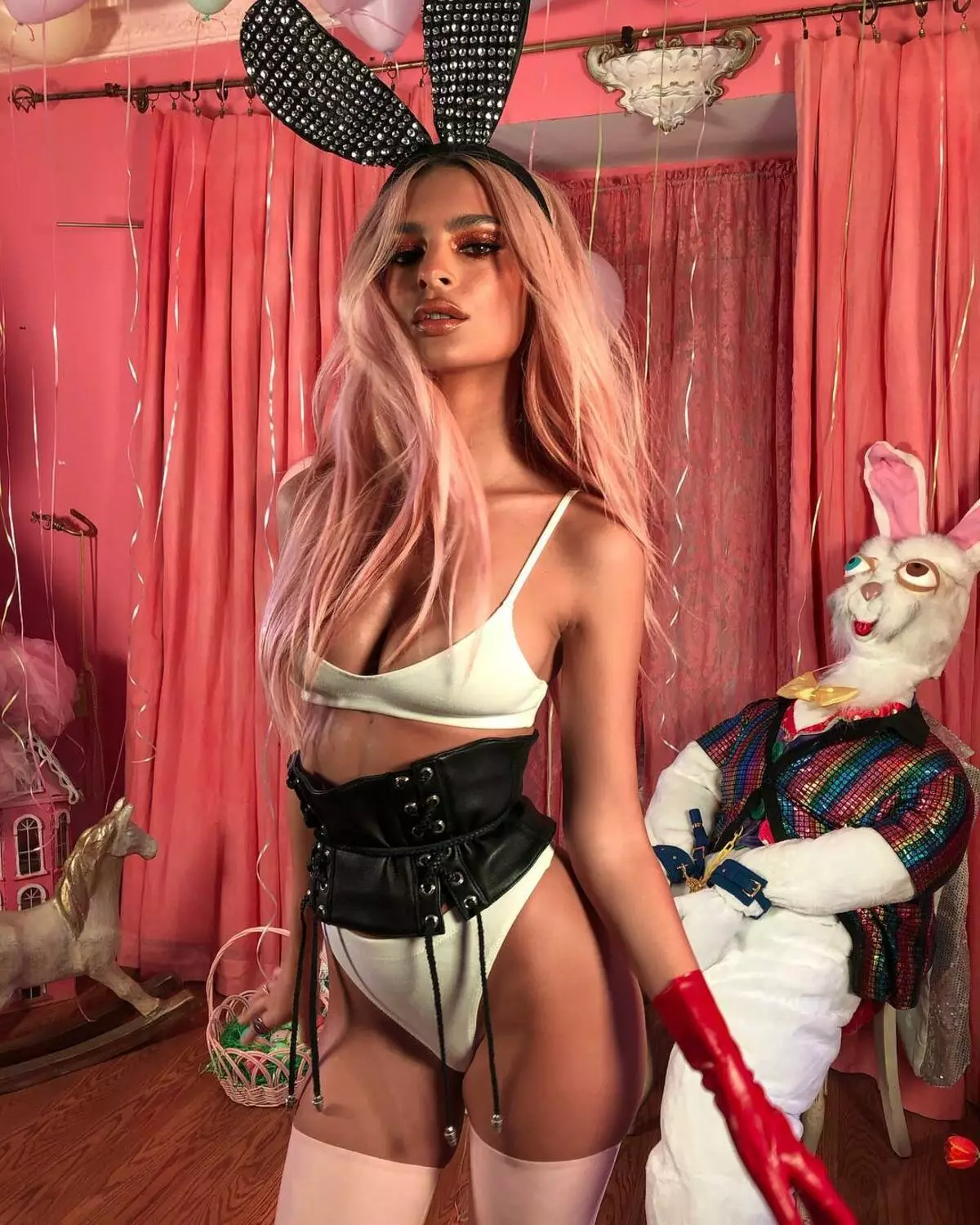 Naked Miley Cyrus, Emily Ratakovski in Bikini und anderen Sternen gefeiert Ostern 61723_3
