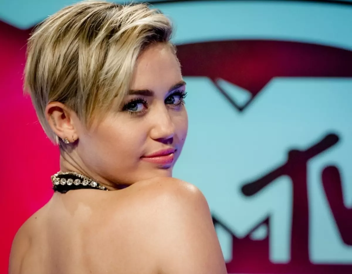 공원 운명 : Miley Cyrus는 새로운 사진 세션을 비판했습니다.