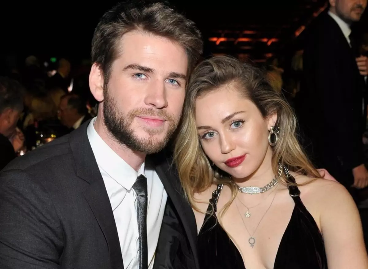 Miley Cyrus e Liam Hemsworth publicou por primeira vez como unha parella casada