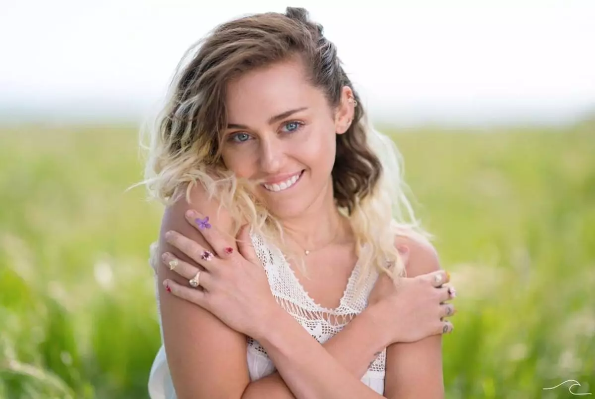 Miley Cyrus stranek nû ya Malibu (Vîdyo) pêşkêş kir