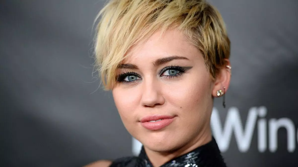 Miley সাইরাস Khlev মধ্যে একটি বিকিনি উপর শূকর উপর রাখা