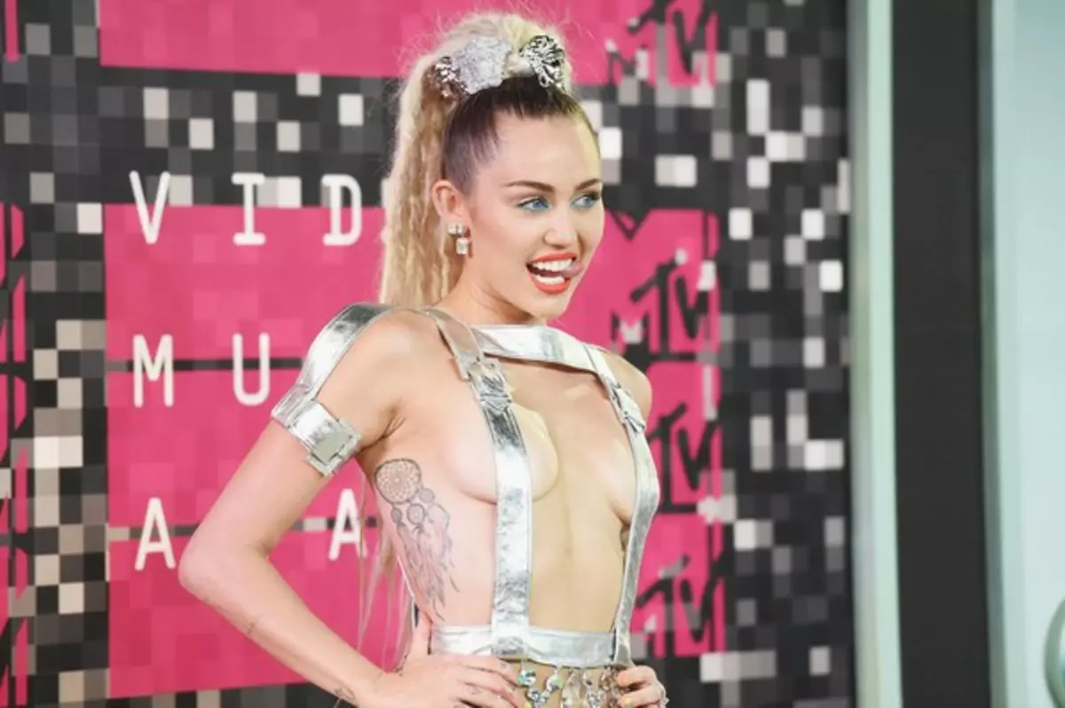 Miley Cyrus agiye gukora mugitaramo cyambaye ubusa rwose