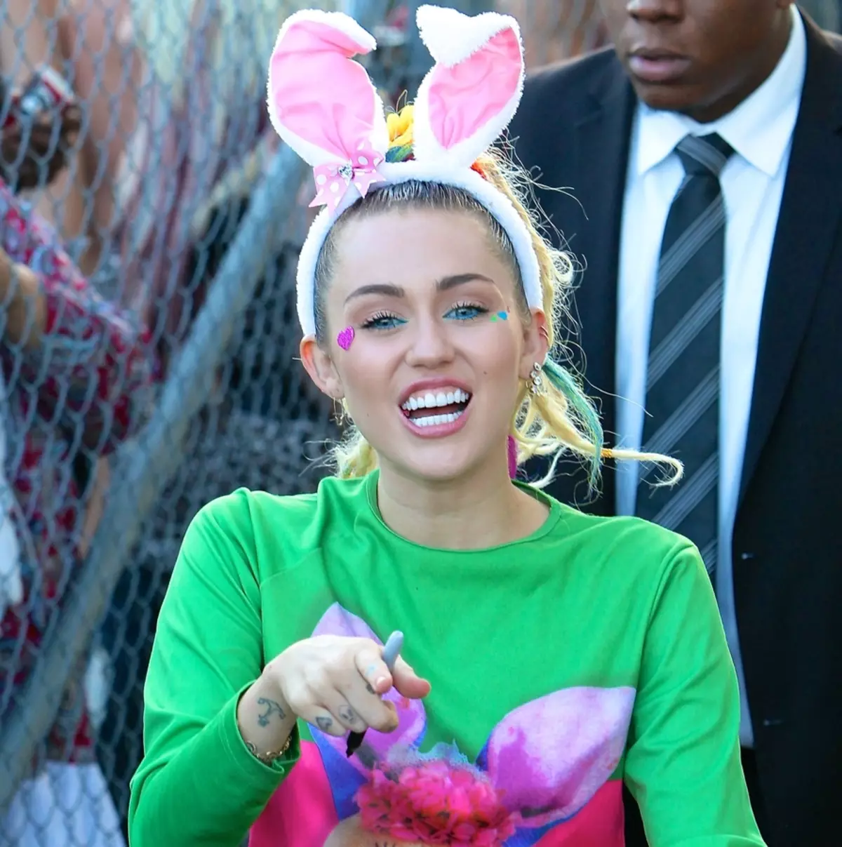 Miley Cyrus نى قوڭغۇراقتىن باشلاينىڭ قوۋزىقىغا رەھىمسىزلىك بىلەن ئەيىبلىدى