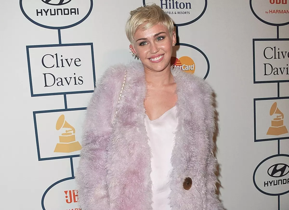 Miley Cyrus sobre les relacions amb Liam Hemsworth: "Els nois estan mirant massa porno"