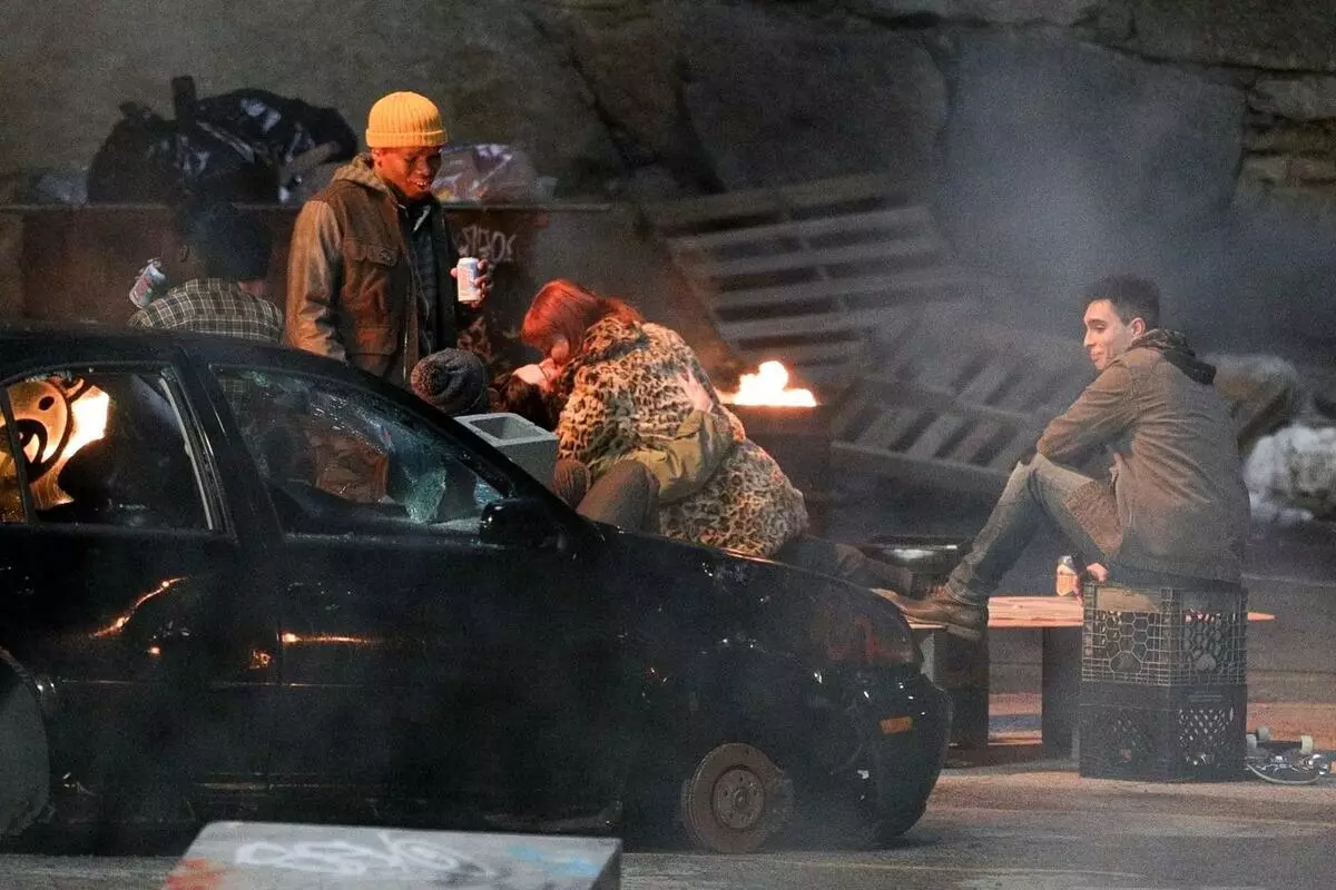 Photo: Jennifer Lawrence passionately kisses Timothy Shalam on the filming of the film 62265_2