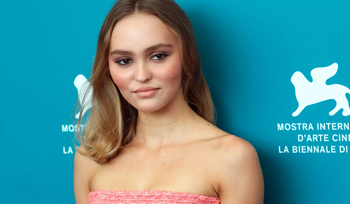 لا ينطبق Lily Rose Depp على المجد بجدية: "تأثير جانبي غبي"