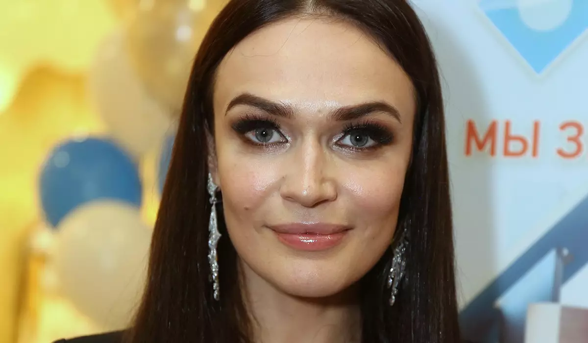 خرجت Alena Vodonaeva في النعال على السجاد الأحمر: "Supercolchoz"