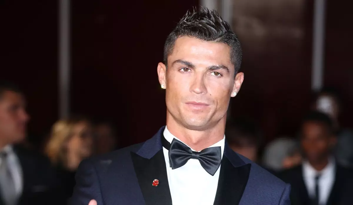 Ini adalah Cinta: Cristiano Ronaldo memberi makan anak perempuan dari botol pada gambar arkib dari Georgina Rodriguez