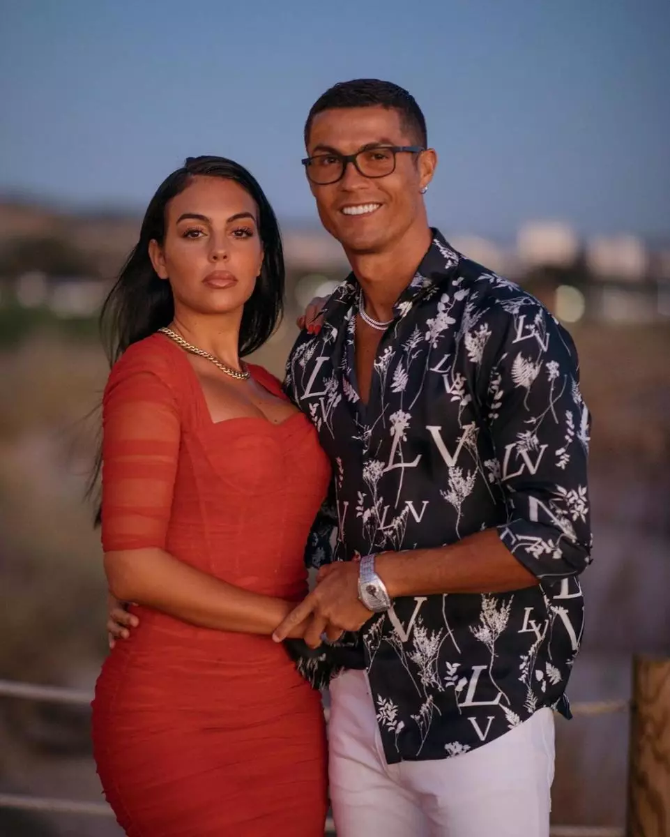 Cristiano Ronaldo dan Georgina Rodriguez memprovokasi rumor tentang keterlibatan 62374_1