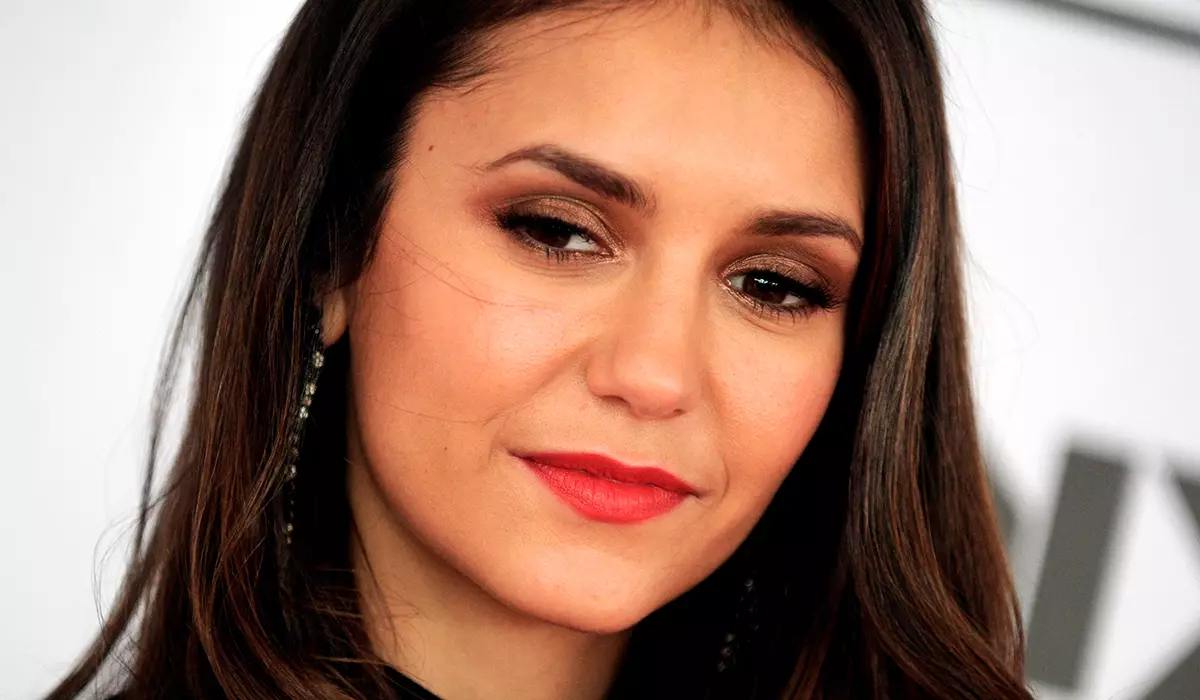 Nina Dobrev ĝojas kun la filino de la stelo "Palĉiloj": "Mia bebo naskis la bebon"